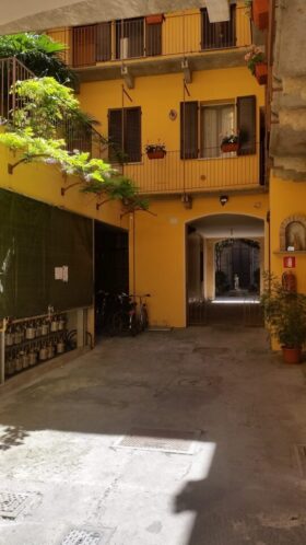Porpora Loreto affitta abitazioni, negozi, laboratori e cantine in via Vigevano 27 a Milano